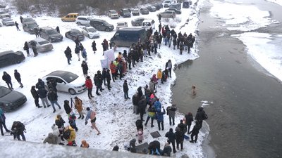 Щоб встановити рекорд України.18 прикарпатців піднімали гирі у крижаній воді