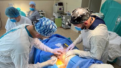 На Закарпатті вперше провели операцію з трансплантування кістки тазу у щелепу