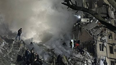 У Дніпрі другу добу розбирають завали на зруйнованій ракетою багатоповерхівці, там можуть бути 33 людини