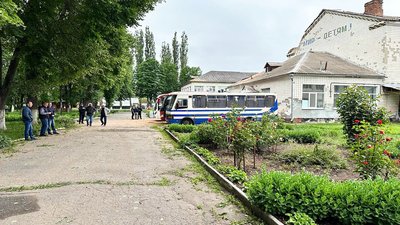У Білопіллі евакуювали мешканців інтернату, який обстріляли російські військові — ОВА У Білопіллі евакуювали мешканців інтернату, який обстріляли російські військові — ОВА