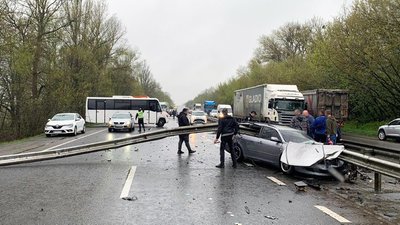 На автодорозі поблизу села Прибузьке Хмельницького району автівка в'їхала у відбійник. 26 квітня 2023 рік. На автодорозі поблизу села Прибузьке Хмельницького району автівка в'їхала у відбійник. 26 квітня 2023 рік.