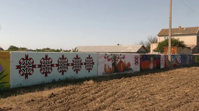 Артчелендж у Станіславі на Херсонщині: 24 розмальовані плити прикрасили село Артчелендж у Станіславі на Херсонщині: 24 розмальовані плити прикрасили село