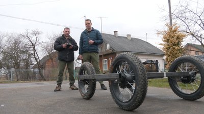 Як два куми з Івано-Франківщини створюють наземний дрон для евакуації поранених військових Як два куми з Івано-Франківщини створюють наземний дрон для евакуації поранених військових