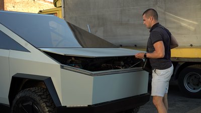 Ілля Крамер із копією електричного пікапа Tesla, яку він сам змайстрував Ілля Крамер із копією електричного пікапа Tesla, яку він сам змайстрував