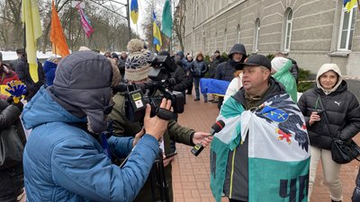 Кореспондент Суспільного спілкується з одним з мітингарів Ігорем Онушком