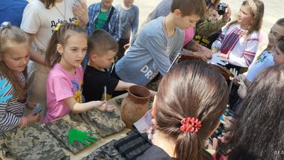 "Долоньки допомоги" для ЗСУ – діти Житомирщини долучилися до збору коштів для військових "Долоньки допомоги" для ЗСУ – діти Житомирщини долучилися до збору коштів для військових