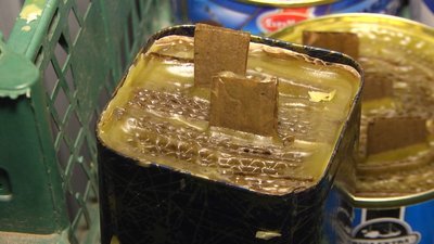 Така окопна свічка може горіти 4 години. Вона не боїться вітру та холоду Така окопна свічка може горіти 4 години. Вона не боїться вітру та холоду