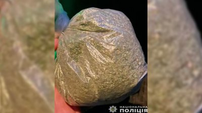 На Чернігівщині затримали двох чоловіків, яких підозрюють у торгівлі наркотиками На Чернігівщині затримали двох чоловіків, яких підозрюють у торгівлі наркотиками