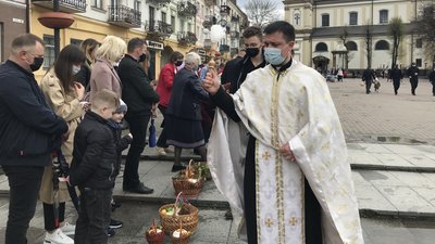 Франківськ напередодні Великодня: містяни освячують паски