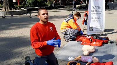 Всесвітній день серця: медики та волонтери Червоного Хреста навчали франківців домедичної допомоги Всесвітній день серця: медики та волонтери Червоного Хреста навчали франківців домедичної допомоги