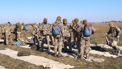 Десантування з повітряного судна Мі-8: у Миколаєві морпіхи стрибали з парашутом Десантування з повітряного судна Мі-8: у Миколаєві морпіхи стрибали з парашутом