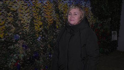 Запорізькі майстрині зробили картину з маскувальних сіток Запорізькі майстрині зробили картину з маскувальних сіток