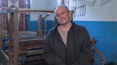 Майстер відновив ткацький верстат