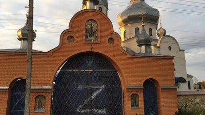 На Рівненщині пошкодили капличку і на воротах церкви УПЦ МП намалювали "Z"
