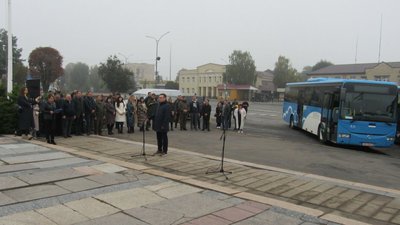Благодійні автобуси з Естонії: головам трьом громад Житомирщини вручили ключі від транспортних засобів Благодійні автобуси з Естонії: головам трьом громад Житомирщини вручили ключі від транспортних засобів