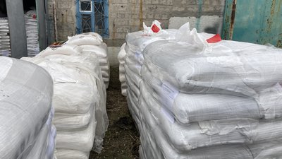 "Самим такі складно дістати": Печенізькій громаді передали корм для тварин "Самим такі складно дістати": Печенізькій громаді передали корм для тварин