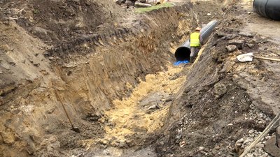У Житомирі водоканал міняє ділянку старої труби на пластикову – тиск подачі води знижено У Житомирі водоканал міняє ділянку старої труби на пластикову – тиск подачі води знижено