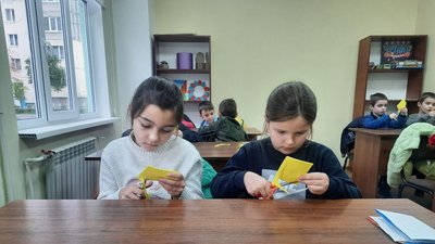 "Роблю, щоб підтримати армію". У Вінниці провели дитячий майстер-клас із виготовлення значків "Роблю, щоб підтримати армію". У Вінниці провели дитячий майстер-клас із виготовлення значків