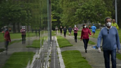 Іспанцям дозволили гуляти. На вулиці вийшли тисячі людей Іспанцям дозволили гуляти. На вулиці вийшли тисячі людей