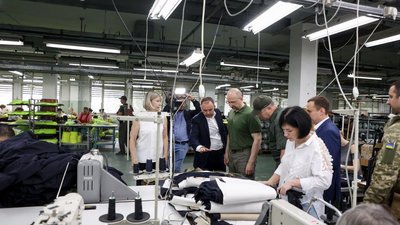 На Черкащині Шмигаль відвідав швейну фабрику з Херсонщини На Черкащині Шмигаль відвідав швейну фабрику з Херсонщини