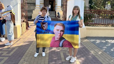 Жінки пришли до Кафедрального собору, аби помолитися за полоненого, 1 жовтня 2023 року Жінки пришли до Кафедрального собору, аби помолитися за полоненого, 1 жовтня 2023 року