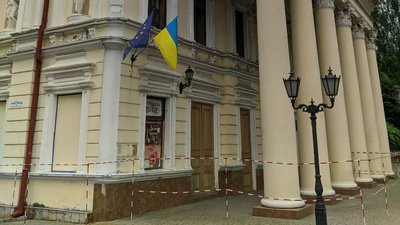 Двоє чоловіків розбили статую з фронтону Миколаївського росдраму. Що кажуть в театрі