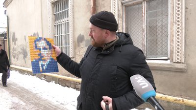 У Дрогобичі митець Олександр Максимов створює та розміщує на стінах будинку мозаїку У Дрогобичі митець Олександр Максимов створює та розміщує на стінах будинку мозаїку