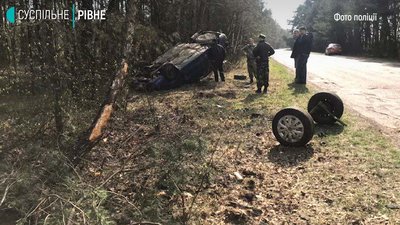 ДТП на Рівненщині: легковик злетів у кювет, двоє травмованих
