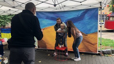 Акцію "Фото патріота" проводять на набережній Незалежності в Ужгороді Акцію "Фото патріота" проводять на набережній Незалежності в Ужгороді