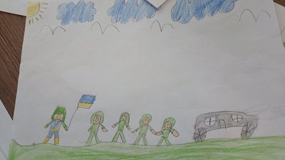 У ліцеї на Житомирщині шиють подушки, плетуть маскувальні сітки та зробили понад дві тисячі окопних свічок У ліцеї на Житомирщині шиють подушки, плетуть маскувальні сітки та зробили понад дві тисячі окопних свічок