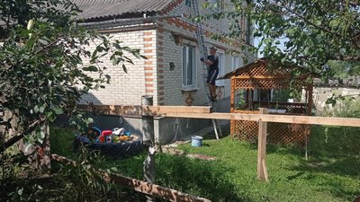 Снаряди влучили в будинки та городи, вдома були діти: мешканці Краснопілля розповіли про артобстріл Снаряди влучили в будинки та городи, вдома були діти: мешканці Краснопілля розповіли про артобстріл