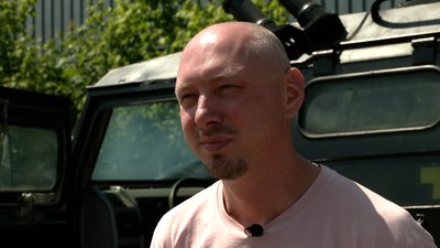 Чернігівський волонтер БФ "Волонтери Північ" Павло Вечерський на фоні трофейного "Тигру" Чернігівський волонтер БФ "Волонтери Північ" Павло Вечерський на фоні трофейного "Тигру"
