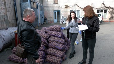 У Рівному благодійники безплатно роздавали переселенцям картоплю