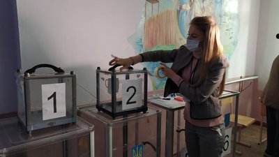 У масках та без дітей: як голосували на дільниці у сумській школі №3 – репортаж У масках та без дітей: як голосували на дільниці у сумській школі №3 – репортаж