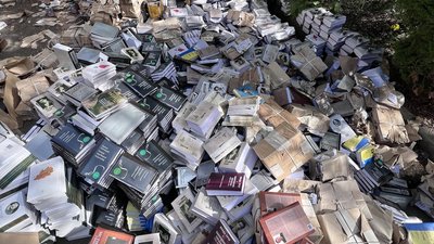 Книжки, які постраждали після прориву теплотраси у видавництві "Смолоскип"