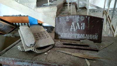 Посічена Лавра, розбиті будинки, згоріла техніка. Святоргірськ через місяць після звільнення — фото Посічена Лавра, розбиті будинки, згоріла техніка. Святоргірськ через місяць після звільнення — фото