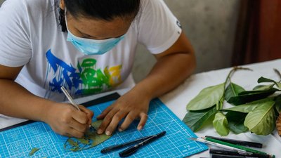 Звільнена через коронакризу філіппінка продає портрети знаменитостей, зроблені з листя Звільнена через коронакризу філіппінка продає портрети знаменитостей, зроблені з листя