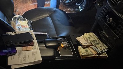 ДБР затримало податківця із Житомирщини на хабарі у 200 тисяч гривень