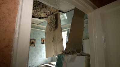 Прибирають та підраховують збитки: як чернігівці ліквідовують наслідки ракетного удару