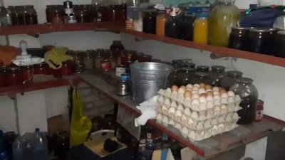 Консервують городину та пиляють дрова. Як готуються до зими жителі села на Запоріжжі, що під постійними обстрілами Консервують городину та пиляють дрова. Як готуються до зими жителі села на Запоріжжі, що під постійними обстрілами