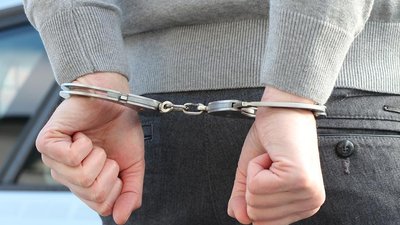 Вдарив великокаліберним снарядом по голові та наніс 20 ударів ножем: за вбивство судитимуть жителя Херсонської області