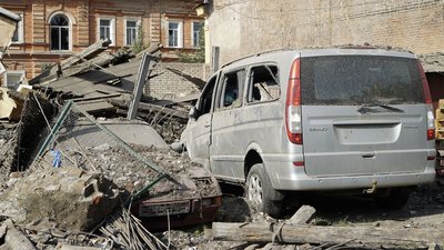 "Ми все життя будували цей будинок", —харків'яни, яких врятували з-під завалів після обстрілу РФ
