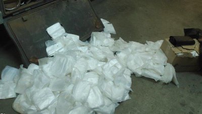 Майже 200 тисяч пар поліетиленових рукавичок намагалися вивезти через "Ягодин"