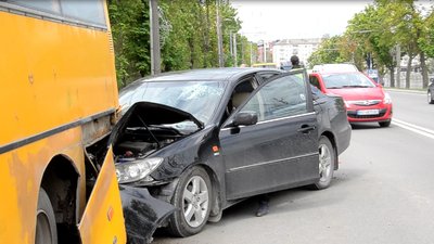 У Тернополі легківка в'їхала в маршрутне таксі У Тернополі легківка в'їхала в маршрутне таксі