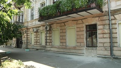 У фасаді пам'ятки архітектури в центрі Одеси намагалися прорубати двері У фасаді пам'ятки архітектури в центрі Одеси намагалися прорубати двері