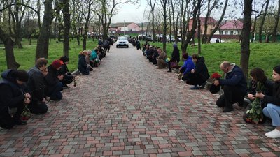 На Кіровоградщині попрощались із загиблим у російському полоні в колонії Оленівки На Кіровоградщині попрощались із загиблим у російському полоні в колонії Оленівки