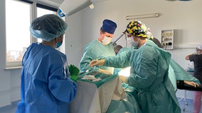 Медики продовжили оперувати пацієнтів, які екстрено потребували допомоги Медики продовжили оперувати пацієнтів, які екстрено потребували допомоги