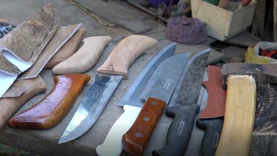 Раніше для мисливців, зараз для військових: херсонець виготовляє ножі та сокири Раніше для мисливців, зараз для військових: херсонець виготовляє ножі та сокири