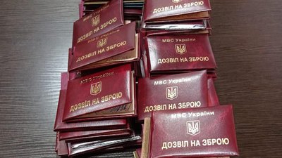 На Житомирщині понад 600 власникам зброї анулювали дозволи на неї На Житомирщині понад 600 власникам зброї анулювали дозволи на неї