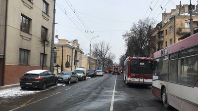 У Франківську горить будинок. Перекрили одну із центральних вулиць У Франківську горить будинок. Перекрили одну із центральних вулиць